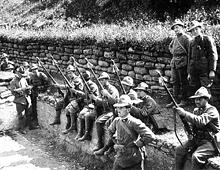 Italijanski alpini med urjenjem uporabe tromblonske bombe Benaglia